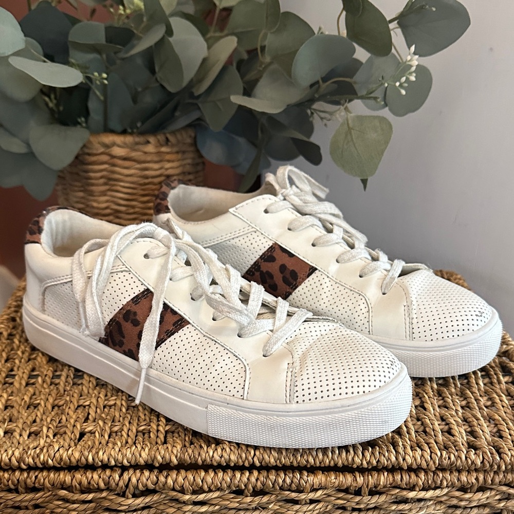 American Eagle Outfitters women’s Leopard Accent White lace up 8 mesh Sneakers